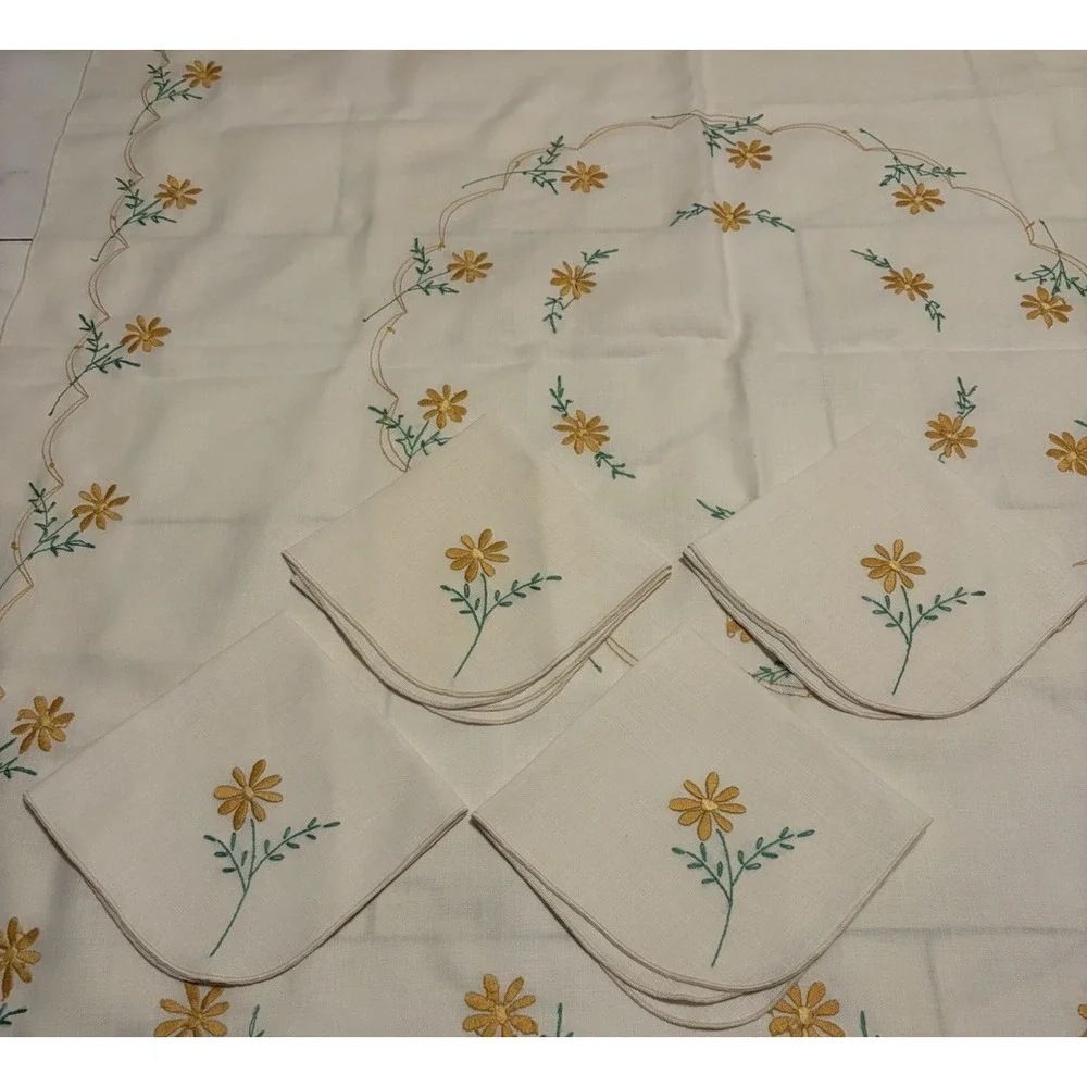 VTG Hand Embroidered Daisy Linen Tablecloth 48x48 + 4 Napkins Cottagecore